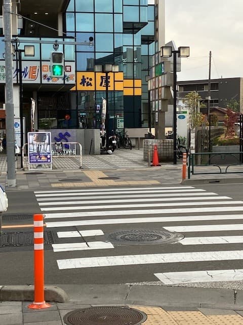 松屋の看板前 横断歩道